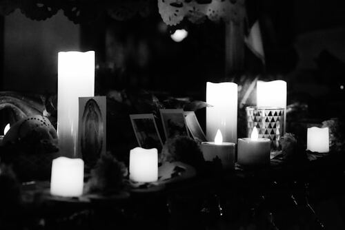 https://unsplash.com/de/fotos/ein-schwarz-weiss-foto-von-kerzen-vor-einem-spiegel-MHtHMjuQMPg