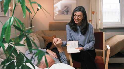 Philipp Mück/Caritas , „Für andere da sein und aushalten, was das Leben auch an Schwierigem bereithält, bereichert und erfüllt mein Leben.“ – Brigitte Moosbrugger ist ehrenamtliche Hospizbegleiterin.